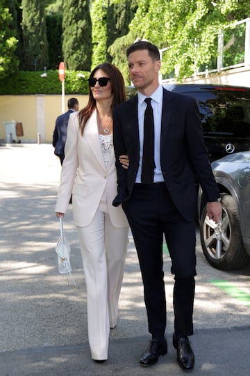 Xabi Alonso y Nagore Aranburu a la salida de casa antes del inicio de su presentaci¨®n como nuevo entrenador del Real Madrid.