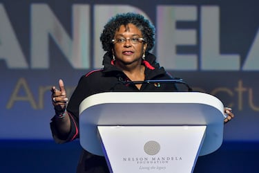 Forma de gobierno: República parlamentaria unitaria | Mottley, del Partido Laboralista de Barbados de ideología socialdemócrata, es abogada y primera ministra de su país desde mayo de 2018, siendo la primera mujer en ocupar el cargo. 