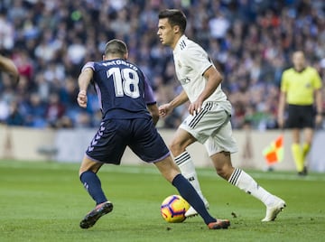 El canterano del Real Madrid Reguilón controla el balón ante el jugador del Valladolid Antoñito. 
 