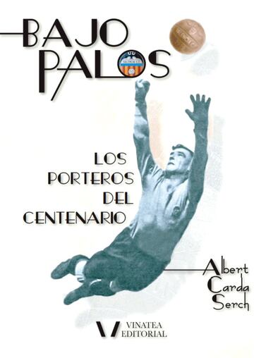 Albert Carda, de raza portero, nos invita a que conozcamos, bajo la lupa de su memoria, las gestas de 125 guardamallas volantineros que abrazaron el nombre del Valencia C.F. desde su fundaci¨®n: porteros titulares y reservas; del primer equipo o del segundo; jugadores de campo que circunstancialmente tuvieron que ponerse los guantes y los que esperaron una oportunidad que nunca lleg¨®; algunos invitados, otros prestados. La historia del Valencia dentro de un rect¨¢ngulo blanco, bajo tres palos cuadrados o redondos, desde detr¨¢s de una red cuadriculada que te pixela el estadio. (Vinatea)