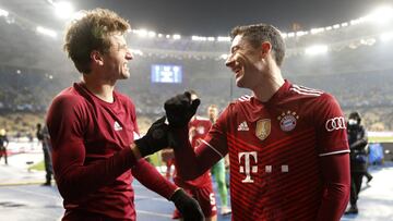Thomas M&uuml;ller y Robert Lewandowski, jugadores del Bayern de M&uacute;nich, celebran una victoria al final del partido.