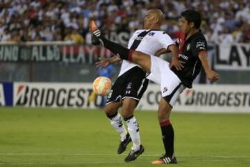 Humberto Suazo lucha la pelota con Luis Venegas.