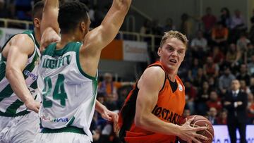 GRA111. FUENLABRADA, 19/03/2017.- El base sueco del Montakit Fuenlabrada Ludde Hakanson (d) intenta avanzar con el bal&oacute;n ante la oposici&oacute;n del alero estadounidense del Unicaja Lockett Trent (2i) durante el partido correspondiente a la vig&eacute;simo quinta jornada de la Liga Endesa disputado esta ma&ntilde;ana en el Pabell&oacute;n Fernando Mart&iacute;n. EFE/Mariscal