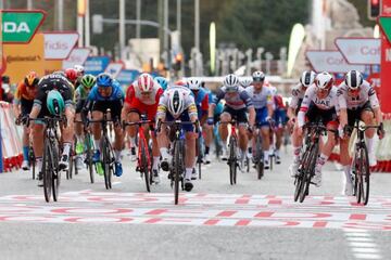 Pascal Ackermann batió a Sam Bennet en el esprint de Madrid que ponía el cierre a la Vuelta a España y a la temporada 2020.