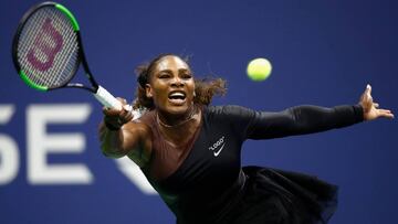 Serena Williams devuelve una bola ante Magda Linette durante el US Open en el USTA Billie Jean King National Tennis Center en Flushing Meadows, New York City.