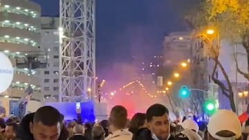 Ambientazo en el Bernabéu con la llegada del autobus del PSG