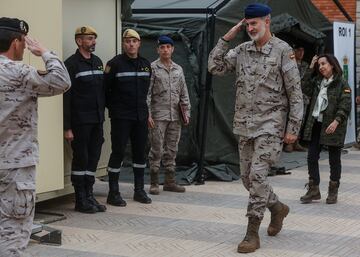 El Rey Felipe VI, en su segundo viaje a la Comunidad Valenciana tras el paso de la DANA, visita  las unidades militares desplegadas para las ayudas a los afectados por la tragedia y los centros desde donde se coordina esta asistencia en la Base Militar Jaime I en Bétera, Valencia. En la imagen, con Margarita Robles, Ministras de Defensa de España.