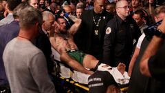 Conor McGregor abandona en camilla el UFC 264.