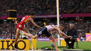 Athletics - World Athletics Championships - Men&#039;s 1500 Metres Final - London Stadium, London, Britain &ndash; August 13, 2017. Filip Ingebrigtsen of Norway falls over as he crosses the line to win bronze ahead of Adel Mechaal of Spain. REUTERS/Matthew Childs