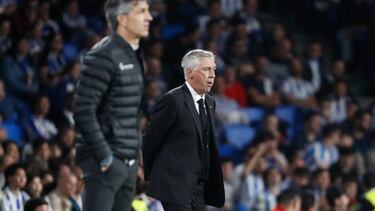 SAN SEBASTIÁN, 02/05/2023.- El técnico italiano Real Madrid Carlo Ancelotti (d) durante el partido de Liga en Primera División que Real Sociedad y Real Madrid disputan hoy martes en el estadio Reale Arena, en San Sebastián. EFE/ Juan Herrero