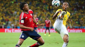 . Fortaleza (Brazil), 04/07/2014.- Juan Cuadrado (L) of Colombia in action against Fernandinho (R) of Brazil during the FIFA World Cup 2014 quarter final match between Brazil and Colombia at the Estadio Castelao in Fortaleza, Brazil, 04 July 2014. (RESTRICTIONS APPLY: Editorial Use Only, not used in association with any commercial entity - Images must not be used in any form of alert service or push service of any kind including via mobile alert services, downloads to mobile devices or MMS messaging - Images must appear as still images and must not emulate match action video footage - No alteration is made to, and no text or image is superimposed over, any published image which: (a) intentionally obscures or removes a sponsor identification image; or (b) adds or overlays the commercial identification of any third party which is not officially associated with the FIFA World Cup) (Brasil, Mundial de Fútbol) EFE/EPA/DIEGO AZUBEL EDITORIAL USE ONLY