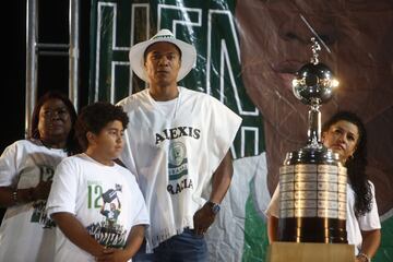 Así fue la emotiva despedida de Alexis Henríquez en el Atanasio Girardot. El central que hizo historia con Atlético Nacional fue ovacionado por miles de hinchas del club que retiró el número 12.