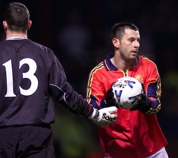 Debutó con José Antonio Camacho frente a Inglaterra el 28 de  febrero de  2001, sustituyendo a Urzaiz en la segunda parte. Jugó un total de cinco partidos con la selección y anotó un gol frente a Bosnia en junio de 2001.