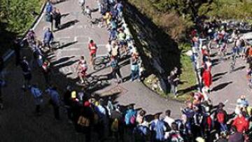 <b>ANGLIRINU.</B> La escalada al Zoncolan resultó espectacular, pero aún así, el puerto no es tan duro como el Angliru ni provocó tantas diferencias como se pronosticaba.