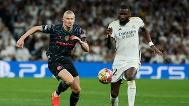 MADRID, 09/04/2024.- El defensa alemán del Real Madrid Antonio Rüdiger (d) lucha con el noruego Erling Haaland, del Manchester, durante el partido de ida de cuartos de final de la Liga de Campeones que Real Madrid y Manchester City disputan este martes en el estadio Santiago Bernabéu. EFE/Ballesteros