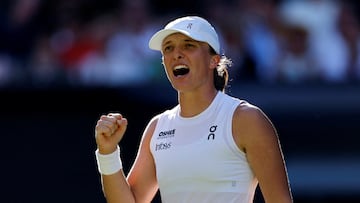Iga Swiatek celebra su victoria sobre Belinda Bencic en Wimbledon.