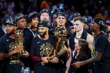 La plantilla de los Denver Nuggets celebra el campeonato de la NBA 2023 tras ganar en las finales a Miami Heat.