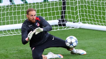 Oblak, del Atlético, durante el entrenamiento de Champions en Anfield.