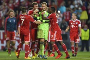 Bayern de Munich - Chelsea. Neuer es felicitado por sus compañeros tras parar el último lanzamiento de la tanda de penaltis. Los bávaros campeones de la Supercopa.