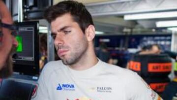 <b>EXPECTANTE. </b>Jaime escucha a sus ingenieros con gesto serio.