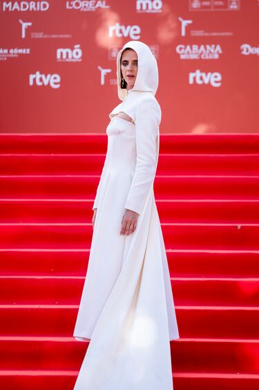 La actriz Macarena Gómez posa en la alfombra roja de la Primera edición de los Premios de la Academia de la Moda Española.