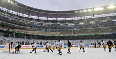 En Estados Unidos, una vez al año se celebra un partido al aire libre. En la imagen el viernes 31 de diciembre de 2021 los Minnesota Wild se enfrentaron a los St. Louis Blues en el Clásico de Invierno que se disputó en el Target Field de Minneapolis.