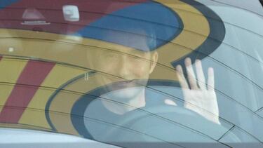 Ernesto Valverde sale del Camp Nou.