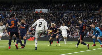 1-0. Carvajal en la jugada del primer gol anotado por Wass en propia puerta.