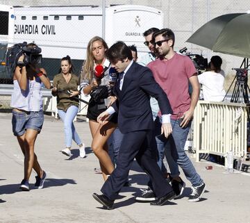 Las im¨¢genes de ?ngel Mar¨ªa Villar y su hijo Gorka saliendo de la c¨¢rcel