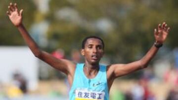 El etíope Bazu Worku llegó victorioso en la maratón de Lake Biwa.