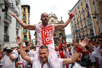 Los San Fermines vuelven tras dos años de parón debido a la pandemia. El exjugador de fútbol Juan Carlos Unzué prenderá la mecha del cohete inaugural. “Bienvenidos a las fiestas más grandes del mundo" ha sido el mensaje de la ciudad.