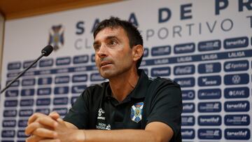 GRAFCAN5541. SANTA CRUZ DE TENERIFE, 12/08/2023.- El entrenador del CD Tenerife, Asier Garitano, compareció este sábado en rueda de prensa para analizar el partido del próximo lunes ante el Real Oviedo en el estadio Heliodoro Rodríguez López, correspondiente a la primera jornada de LaLiga Hypermotion 2023-2024 (Segunda División). EFE/Ramón de la Rocha
