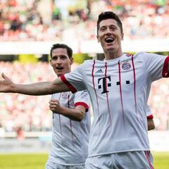 Lewandowski y Müller afinan su puntería antes del Madrid
