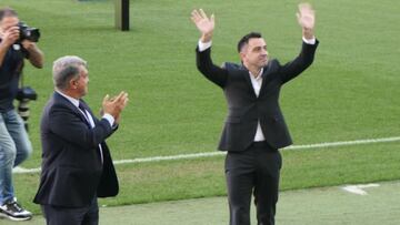 10.000 aficionados dan la bienvenida a Xavi en el Camp Nou