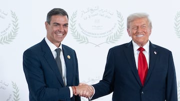 El presidente del Gobierno, Pedro Sánchez (i) saluda al presidente de Estados Unidos, Donald Trump (d), antes de la ceremonia de firma del plan de paz para Oriente Próximo, a 13 de octubre de 2025, en Egipto.
13 OCTUBRE 2025;SÁNCHEZ;PRESIDENTE DEL GOBIERNO;EGIPTO;PAZ;GUERRA
Pool Moncloa/Borja Puig de la Bellacasa
13/10/2025