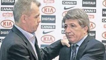 <b>GESTO SERIO. </b>Aguirre renovó, pero no hubo caras alegres ni en el técnico ni en Cerezo.