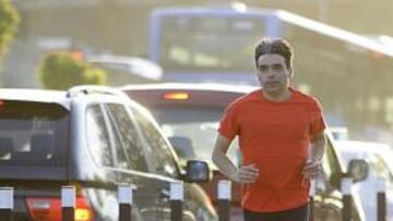 <b>AYER SE ENTRENÓ. </b>Albert Soler corre maratones y ayer no cambió su rutina. A las 08:30 horas se entrenaba en Madrid: en el Puente de los Franceses camino de la Casa de Campo.