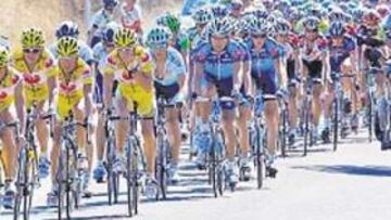 <b>UN AÑO MÁS. </b>El pelotón ciclista seguirá asomándose en 2006 a las pantallas de Teledeporte y La 2.