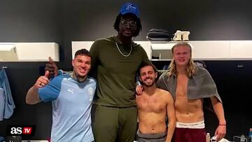 Basketball player Mamadou N’Diaye attended the Manchester City vs West Ham game and took some photos, making even 6′4 Erling Haaland appear small.