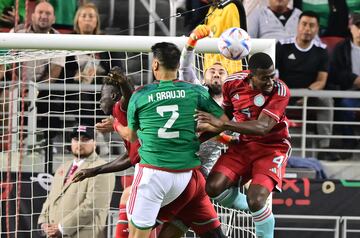 Davinson Sánchez y Carlos Cuesta disputan el balón con el defensor mexicano Néstor Araujo mientras David Ospina intenta atrapar el balón.