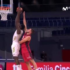 ¡No tiene techo! Garuba en modo NBA se marca este mate para poner en pie al madridismo