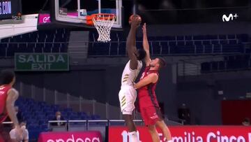 ¡No tiene techo! Garuba en modo NBA se marca este mate para poner en pie al madridismo