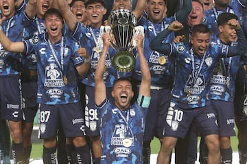 Gustavo Cabral, capitán del Pachuca, levanta el trofeo de campeón de la Champions League de la Concacaf.