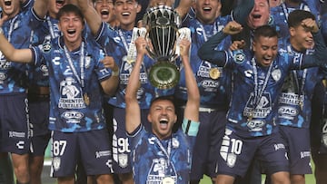 Gustavo Cabral, capitán del Pachuca, levanta el trofeo de campeón de la Champions League de la Concacaf.