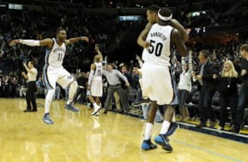 Mike Conley celebra el triunfo con sus compañeros Courtney Lee y Zach Randolph.