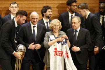 Rudy Fernández, Pablo Laso, Manuela Carmena y Florentino Pérez. 