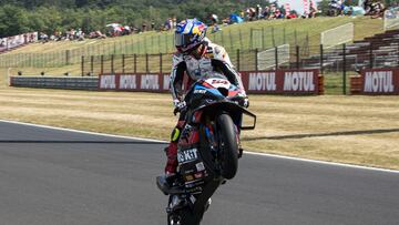 Toprak Razgatioglu ganando la carrera en Most