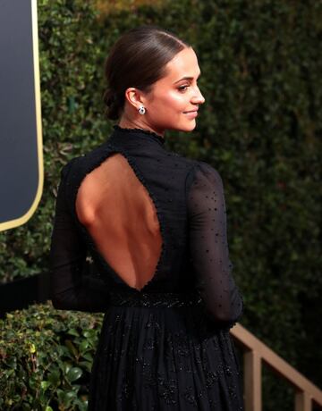 Alicia Vikander a su llegada a la alfombra roja de los Globos de Oro.