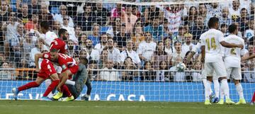 Real Madrid 3-2 Granada | Hubo una prolongación en el primer palo de Víctor Díaz y hasta dos jugadores del Granada entraban a rematar en el segundo. Finalmente, fue Duarte el que remató a gol.
