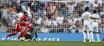 Real Madrid 3-2 Granada | Hubo una prolongaci¨®n en el primer palo de V¨ªctor D¨ªaz y hasta dos jugadores del Granada entraban a rematar en el segundo. Finalmente, fue Duarte el que remat¨® a gol.
